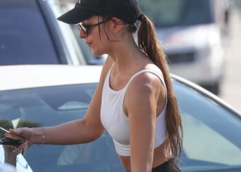 Dakota Johnson trug Nike-Sneaker, die am 1. April ausverkauft sein werden