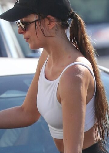 Dakota Johnson trug Nike-Sneaker, die am 1. April ausverkauft sein werden