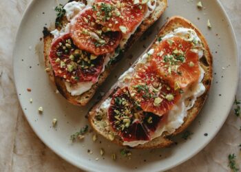 Blutorangen-Burrata-Toast mit Pistazien und Honig