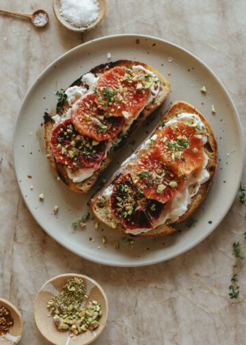 Blutorangen-Burrata-Toast mit Pistazien und Honig