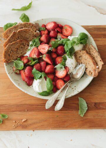 20 frische Frühlingssalatrezepte (gesund, einfach und proteinreich)