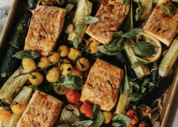Balsamico-Lachs vom Blech mit Kirschtomaten und Zucchini