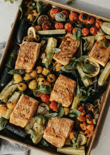 Balsamico-Lachs vom Blech mit Kirschtomaten und Zucchini