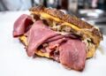 Wird Pastrami schlecht? Anzeichen für Haltbarkeit, Lagerung und Verderb