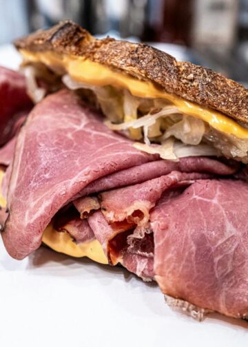 Wird Pastrami schlecht? Anzeichen für Haltbarkeit, Lagerung und Verderb