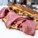 Wird Pastrami schlecht? Anzeichen für Haltbarkeit, Lagerung und Verderb