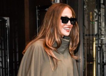Jennifer Lopez weiß, welche Schuhe sie zu Sommerhosen tragen sollte