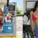 Keine Shorts – So kombinieren Sie Strandhosen diesen Sommer mit Bikinis