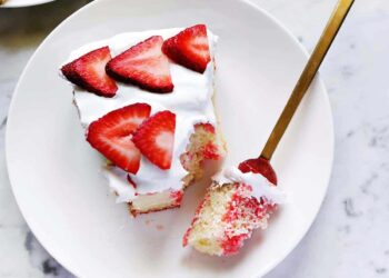 Jello Poke Cake – Ein wunderschönes Durcheinander