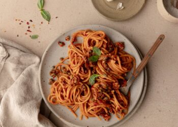 Nudeln mit sonnengetrockneten Tomaten und Kapern mit einer Soße, die süchtig macht
