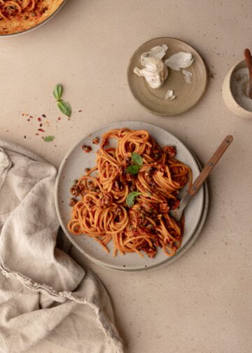 Nudeln mit sonnengetrockneten Tomaten und Kapern mit einer Soße, die süchtig macht