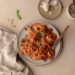 Nudeln mit sonnengetrockneten Tomaten und Kapern mit einer Soße, die süchtig macht