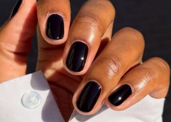 Experten sind sich einig: 6 stilvolle dunkle Nagelfarben, die du diesen Herbst ausprobieren kannst